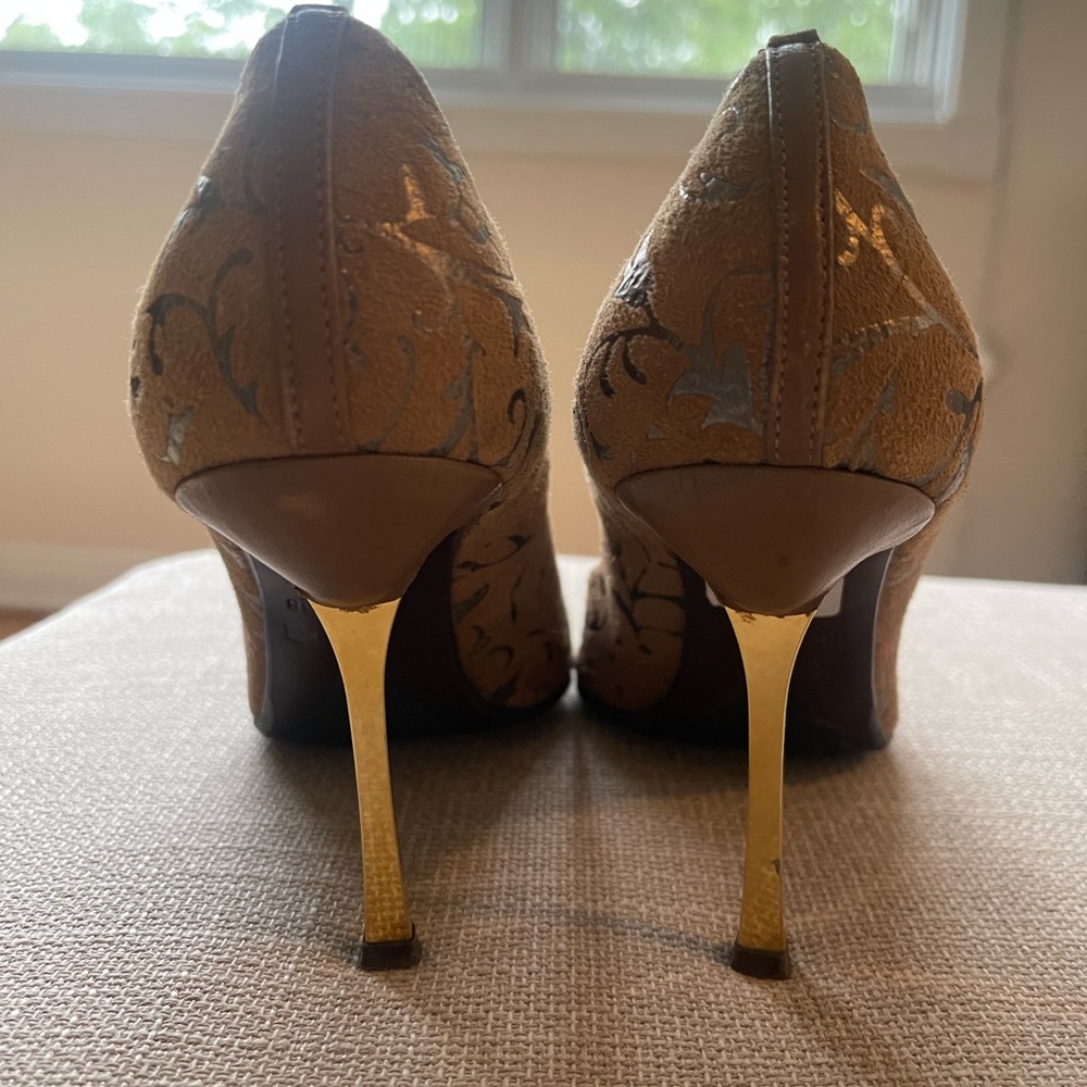 Italy. Chic leather shoes, pointed elongated toe.